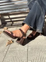 Sandalias de cuero color chocolate, con plataforma y hebilla.