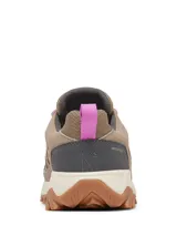 Zapatilla de senderismo Columbia Strata Trail Low WP para mujer, color arena (marrón claro) con detalles en gris oscuro y cordones y tirador trasero en rosa. Presenta construcción impermeable y transpirable Omni-Tech™, entresuela TechLite™ y suela Omni-Grip™.