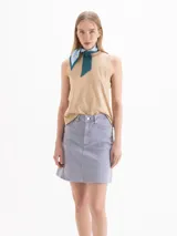 Minifalda de denim color gris, de corte recto, con tiro alto y bolsillos delanteros y traseros.