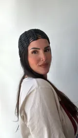 Gorro tipo turbante de malla calada color negro con detalles brillantes.