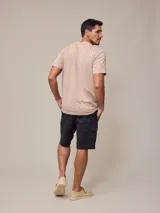 Remera básica de cuello redondo con bolsillo frontal, confeccionada en algodón con efecto de lavado gastado.