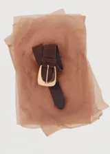 Cinturón de cuero marrón con acabado de gamuza, hebilla metálica dorada de diseño clásico y pasador a juego.