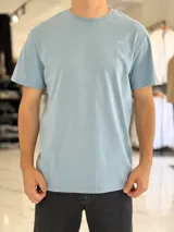 Remera celeste de manga corta y cuello redondo, con pequeño logo impreso en el pecho.