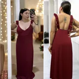 Vestido largo bordó de gasa con forro, escote en V, breteles finos con volados y espalda descubierta. Corte imperio y falda recta. Talle único.