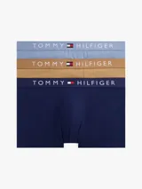 Pack de tres calzoncillos tipo trunk de algodón elástico, con cintura elástica personalizada con el logo de la marca. Incluye tres colores distintos: azul claro, tostado y azul marino.
