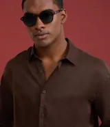 Camisa de hombre Marfinno de corte relaxed, confeccionada en 100% lino en color marrón. Presenta cuello inglés, manga larga y cierre frontal abotonado.
