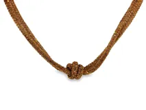 Collar de estructura flexible formado por dos tientos entrelazados con cristales en tonos bronce y un nudo central.