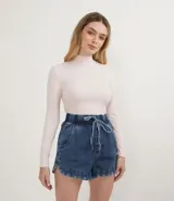 Blusa cropped de ribana color rosa claro, de cuello alto y manga larga.