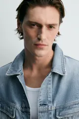 Cazadora de denim de algodón, color celeste lavado, con cuello solapa, manga larga y puños con botón. Presenta bolsillos de solapa en el pecho y bolsillos de vivo en la cadera.