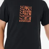 Remera negra de manga corta con estampado rectangular vertical en el frente con diseños geométricos y el logo de Rip Curl en color naranja.