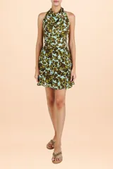 Vestido corto con escote halter y cuello drapeado, de silueta fluida y corte recto. Presenta un estampado orgánico en tonos verdes y celestes.