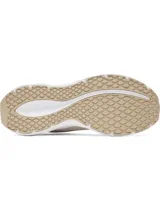Championes de running Under Armour modelo Ascend, color beige con entresuela blanca. Presentan parte superior de malla transpirable con refuerzos en el mediopié, amortiguación Charged+ en la mediasuela y suela de goma resistente.