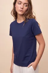 Remera básica marrón de manga corta, con cuello redondo y corte regular.