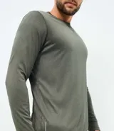 Remera deportiva de manga larga con cuello redondo, confeccionada en tejido técnico con tecnología Dry para mayor transpirabilidad y protección UV.