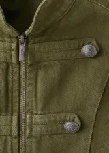 Chaqueta estilo militar color verde militar, confeccionada en algodón, con cuello alto, cierre frontal de cremallera y doble botonadura metálica decorativa.