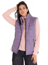 Chaleco capitoné color violeta, con diseño acolchado de rombos, cuello alto y cierre frontal con cremallera.