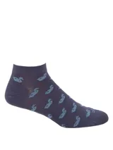 Medias cortas de fibra de bambú en color azul oscuro con estampado de patos en tono azul claro.