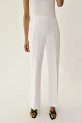 Pantalón de tiro alto en color negro, con diseño de corte recto y ligeramente acampanado. Presenta costuras verticales marcadas en el frente y bolsillos laterales de vivo.