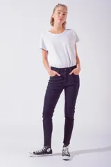 Jeans skinny negros de tiro medio, ajustados en cadera, pierna y bota.