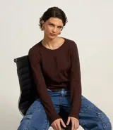 Cardigan de punto color marrón chocolate, con cuello redondo, cierre frontal abotonado y manga larga. Diseño básico y ajustado al cuerpo.