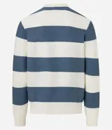 Sweater de tejido de punto con rayas horizontales anchas en azul y blanco, cuello solapa tipo polo con escote en V y mangas largas.
