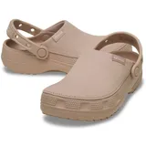 Zuecos Crocs modelo Classic Crafted Clog, de color beige, con parte superior de lona textil y suela de goma Croslite. Incluye correa de talón pivotante y detalles de la marca en el lateral.