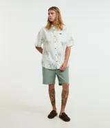 Bermuda masculina de poliéster color blanco, con bolsillos y detalle de etiqueta gomosa en el dobladillo.