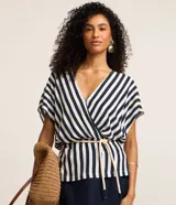Blusa de viscolino a rayas verticales azul marino y blanco, con escote en V cruzado, mangas cortas y cinturón de cuerda en la cintura.
