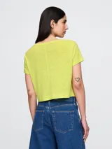 Remera crop de lino con cuello en V y mangas cortas, de corte recto y estilo casual.