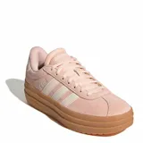 Championes urbanos Adidas modelo VL Court Bold, color rosado con detalles en blanco y suela de plataforma color caramelo. Confeccionados en gamuza con las clásicas tres tiras laterales.