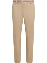 Pantalón de vestir color beige, de corte slim, con bolsillos laterales y traseros. Incluye cinturón de tela con hebilla metálica y rayas horizontales en rojo, blanco y azul.