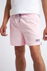 Short de baño color turquesa con cintura elástica y cordón ajustable. Presenta bolsillos laterales y un bolsillo trasero, con el logo de la marca bordado en la parte inferior de la pierna.