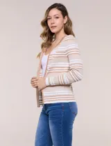 Cardigan de tejido de punto acanalado con diseño de rayas horizontales en tonos negro, blanco y gris, escote redondo y cierre frontal completo con cremallera.