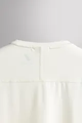 Camiseta deportiva de manga larga Zara Athleticz, de corte regular fit y color marrón topo. Confeccionada en tejido técnico elástico de secado rápido, cuenta con cuello redondo y detalle de logo estampado en el bajo.