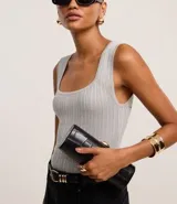 Blusa sin mangas de viscosa con efecto metalizado, color negro, bretel ancho y escote cuadrado.