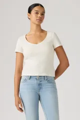 Remera blanca de manga corta en tejido de punto acanalado, con escote redondo y detalle de pequeño moño en el centro.