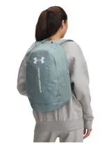 Mochila Under Armour modelo Hustle Lite, color verde grisáceo, con tecnología UA Storm resistente al agua. Cuenta con compartimento acolchado para portátil, dos bolsillos laterales de malla para botellas y panel inferior reforzado.