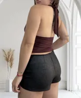 Top amarillo pálido con cuello halter y escote profundo. Se puede usar de múltiples formas.