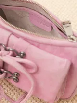 Cartera mini tipo baguette color gris con efecto gastado, confeccionada en cuero ovino. Tiene correa corta de hombro, cierre metálico, bolsillo interno y dos bolsillos frontales con apliques metálicos níquel.