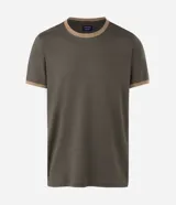 Remera de algodón color marrón con cuello redondo y bordes de mangas en color beige contrastante. Presenta un diseño liso y corte cómodo.