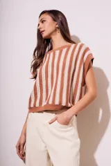 Chaleco de punto con rayas verticales color beige y marrón, de corte holgado y sin mangas.