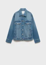 Chaqueta de jean con diseño oversize, cuello camisero, cierre frontal con botones metálicos, dos bolsillos de parche con solapa en el pecho y dos bolsillos laterales de ribete.