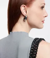 Musculosa roja de punto con cuello alto y tirantes anchos.