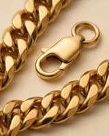 Collar de cadena de eslabones cubanos gruesos con acabado dorado.