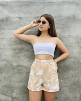 Short de tiro alto con estampado animal print y bolsillos laterales.