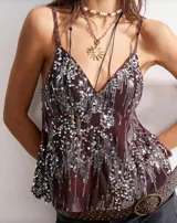 Blusa de tirantes finos color marrón, con escote en V y diseño de lentejuelas plateadas.