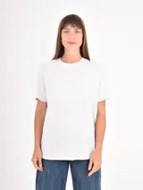 Remera de cuello redondo y manga corta, con un diseño básico y corte holgado en color blanco jaspeado.