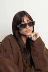 Lentes de sol con armazón rectangular de policarbonato en tono traslúcido y cristales oscuros con protección UV400.