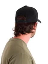 Gorro tipo gorra de béisbol color negro con el logo de Caterpillar bordado en el frente en blanco y amarillo.