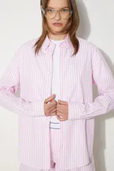 Camisa oversize de popelina de algodón a rayas verticales blancas y rosas, con cuello clásico, bolsillo en el pecho bordado y puños abotonados.